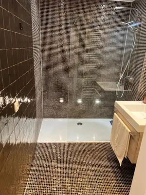 a bathroom with a shower and a toilet and a sink at Heel Appartement 90m2 met 2 slaapkamers woonkamer Keuken badkamer privé garage in Sint-Truiden