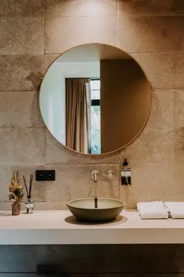 a bathroom with a bowl sink and a mirror at Hangar C gastensuites in Heers