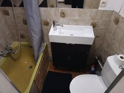 a bathroom with a sink and a toilet and a tub at Petit appartement RDC in Liège