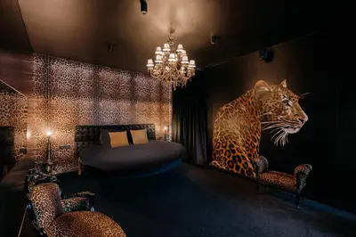 a room with a leopard head on the wall at Designer Hôtel in Heusy