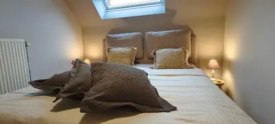 a bedroom with a bed with a headboard and pillows at Het Mezennest in Zonhoven