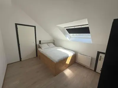 a small bedroom with a bed and a skylight at Melo in Plombières