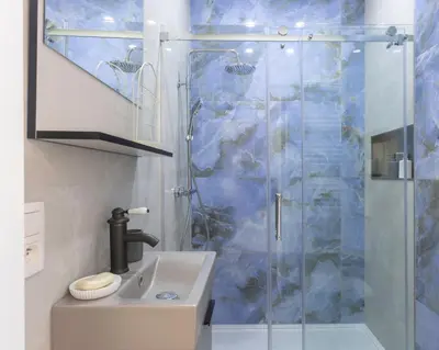 a bathroom with a glass shower and a sink at Chambre de luxe RIO a Liège Sale de bain privée check in autonome cuisine partagée in Liège