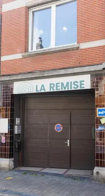 a garage door with a sign that reads la reunion at Chambre de luxe MADRID a LIEGE Sale de bain privée 1er étage check in autonome cuisine partagée in Liège