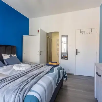 Chambre de luxe MADRID a LIEGE Sale de bain privée 1er étage check in autonome cuisine partagée