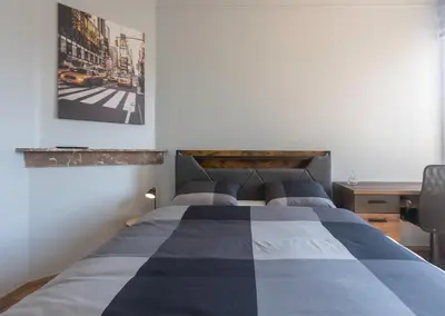a bedroom with a bed and a desk at Chambre New York à Liège Moderne avec salle de bain privée spacieuse, check in autonome, 2eme etage in Liège