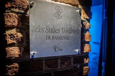 a sign on the side of a brick wall at Suite Ôna in Bassenge