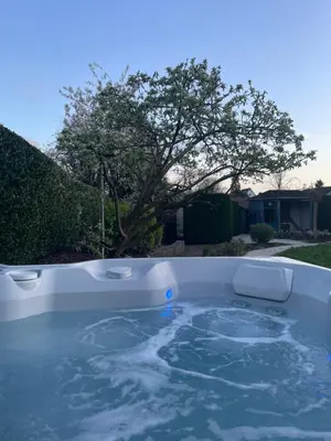 a bath tub filled with water in a yard at Het Wolvennest in Maasmechelen