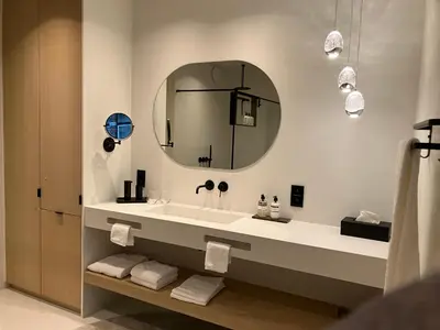a bathroom with a sink and a mirror at Het Huisje in Tongeren