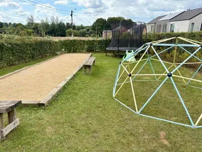 a park with a ping pong table and benches at Vakantiewoning De Vliergeit in Limburg - Haspengouw in Hasselt
