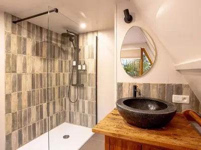 a bathroom with a black sink and a mirror at Boshuisje Rekem - Sylva in Lanaken