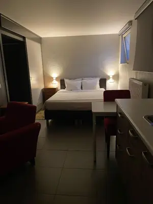 a hotel room with a bed and a table and chairs at B&B De Zandput in Balen