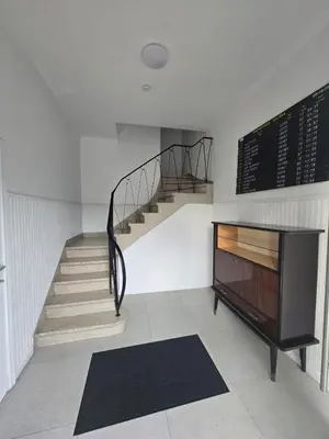 a room with a staircase and a stair case at Vintage Station in Ans