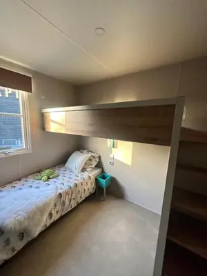 a small bedroom with a bunk bed and a bunk bedutenewayewayangering at Camping Papillon Kinrooi - Vakantiehuis Familie 6P in Kinrooi