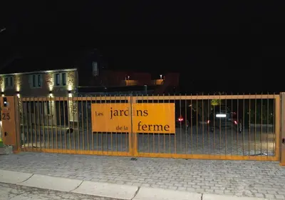 a sign on a fence that says us tard us dealer fame at les jardins de la ferme in Soumagne