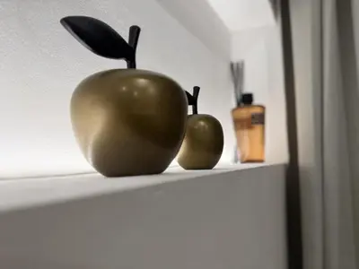 an apple and two green apples on a shelf at Suite Luxueuse avec jaccuzi sans vis-à-vis in Liège