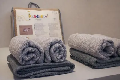a pile of towels and towels with a sign at Hoeve Verdre - De Knechtenwoning in Heers