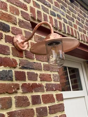 a light on the side of a brick building at Maison Lion Luxe vakantiewoning in Borgloon