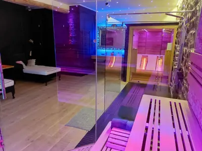 a purple room with a bench and a bed at Le Trèfle in Plombières