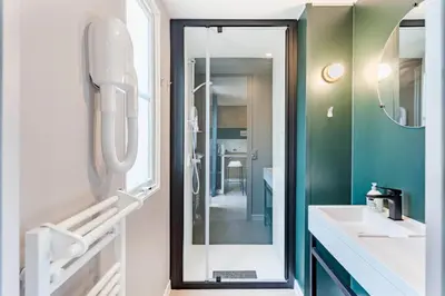 a bathroom with a mirror and a sink at Camping Papillon Kinrooi - Vakantiehuis Familie 6P in Kinrooi