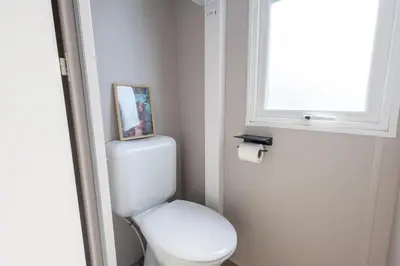 a bathroom with a toilet with a picture on top of it at Camping Papillon Kinrooi - Vakantiehuis Premium 4P in Kinrooi