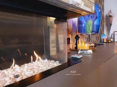 a counter with a fireplace in a room at La Suite in La Calamine