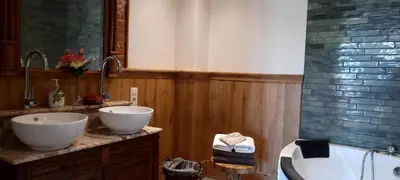 a bathroom with two sinks and a tub at De Blauwe Maaten in Neerglabbeek