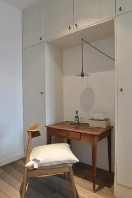 a desk and a chair in a room at Boetiekhotel Hemelhuys in Hasselt