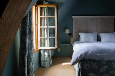 a bedroom with a bed and a window at B&B Kasteelhoeve de Kerckhem in Wijer