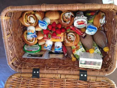 a wicker basket with food and snacks in it at Het Kloosterzicht in Borgloon