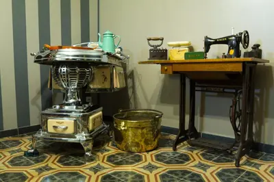 a grinding machine sitting on a floor next to a table at 't Gillebroek in Borgloon