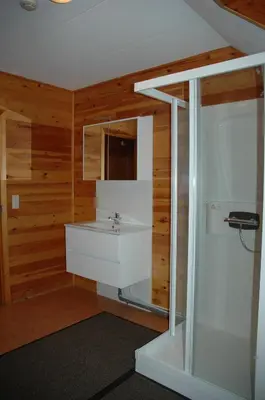 a bathroom with a sink and a mirror at Dortoirs Le Domaine in Bilstain