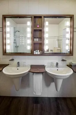 a bathroom with two sinks and a large mirror at Hotel Mardaga in As
