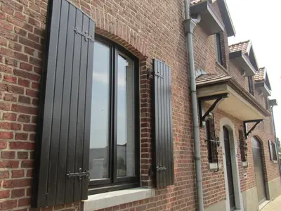 a window on the side of a brick building at De Staberg in Bilzen