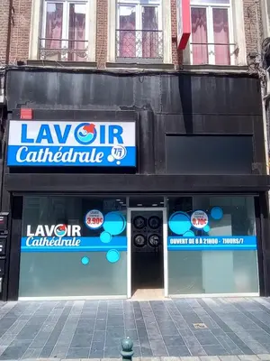 a store front of a law firm car dealership at Appartement Au Coeur de Liege in Liège