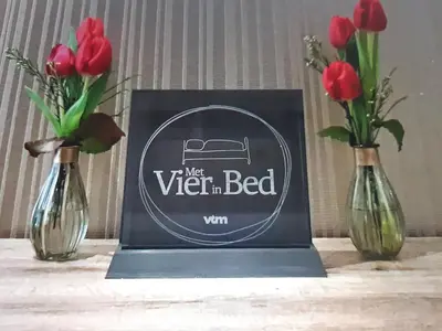 three vases with red flowers and a sign that reads wiser bed at B&B Orgel Thuis in Kinrooi