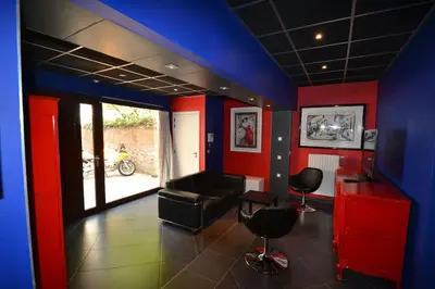 a living room with red and blue walls and chairs at Maisonnette in Liège