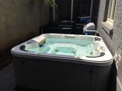 a hot tub in the middle of a yard at Hollandia City Distillery in Hasselt