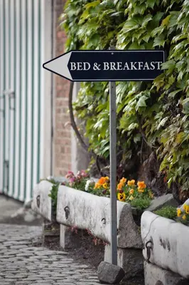 a street sign in front of a bed of flowers at B&B Kamerijck in Gingelom