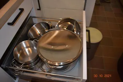 a group of pots and pans in an oven at Hengelhoef vakantieverblijf DEN 5 in Houthalen-Helchteren