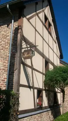 a street sign on the side of a building at 'tMaelhof in Voeren
