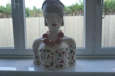 a statue of a woman sitting on a table at Bed 'n Blues **** in Halen