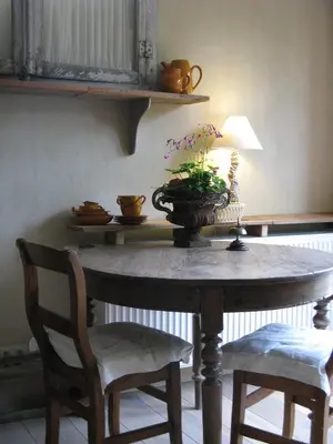 a table with a lamp and a potted plant on it at De Epicurist in Hasselt