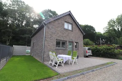 a small brick house with a table and chairs at Stefjes Holiday Home in Dilsen-Stokkem