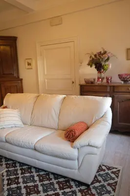 a white couch sitting in a living room at Gastenkamers In de Bleick in Rekem
