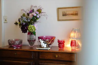 a table with a vase of flowers on top of it at Gastenkamers In de Bleick in Rekem