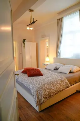 a bedroom with a large bed with a window at Gastenkamers In de Bleick in Rekem