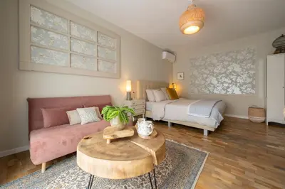 a living room with a couch and a bed at B&B Woods and Wine in As