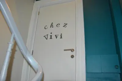 a white door with the words chef kyi written on it at Chez Vivi in Ans