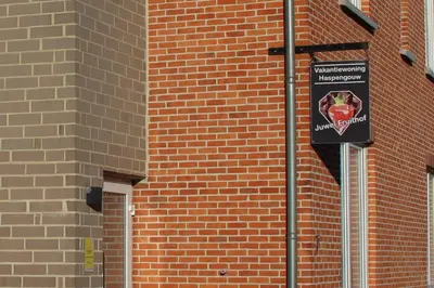 a sign on the side of a brick building at Juwel Fruithof in Zepperen